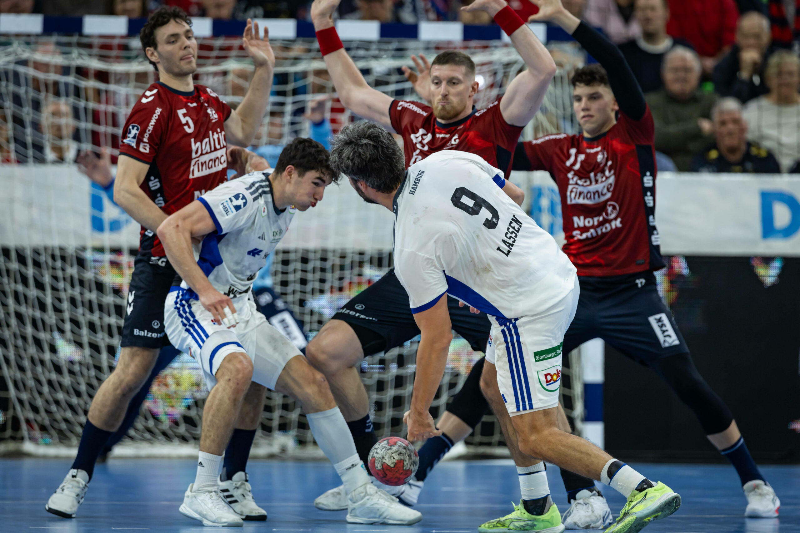 Die HSV-Handballer rund um Elias Kofler (l, im weißen Trikot) und Jacob Lassen (r., im weißen Trikot), kamen gegen die gute Defensive der Flensburger zu selten durch