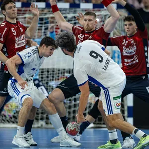 Die HSV-Handballer rund um Elias Kofler (l, im weißen Trikot) und Jacob Lassen (r., im weißen Trikot), kamen gegen die gute Defensive der Flensburger zu selten durch