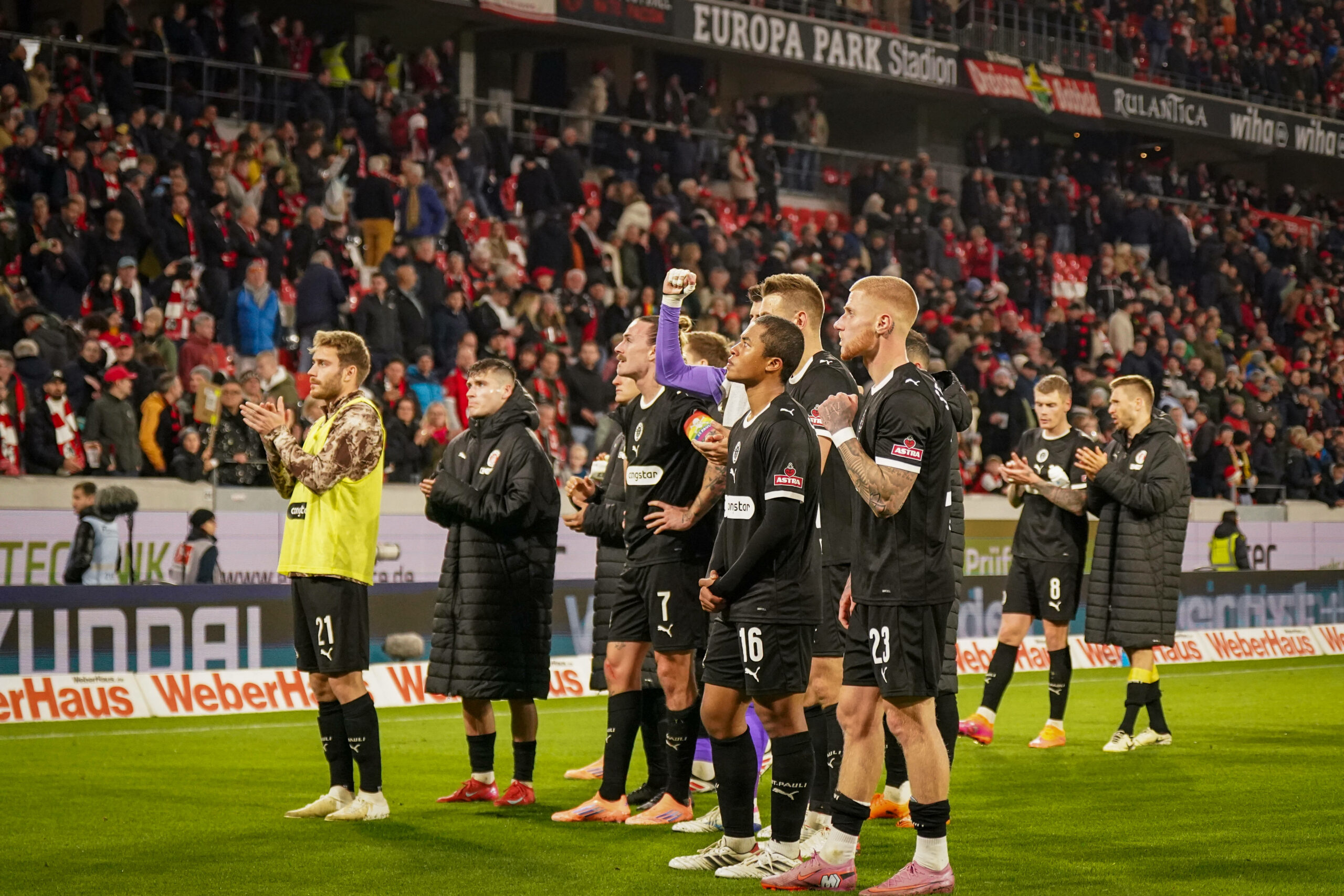 St. Pauli-Profis vor der Gästekurve in Freiburg