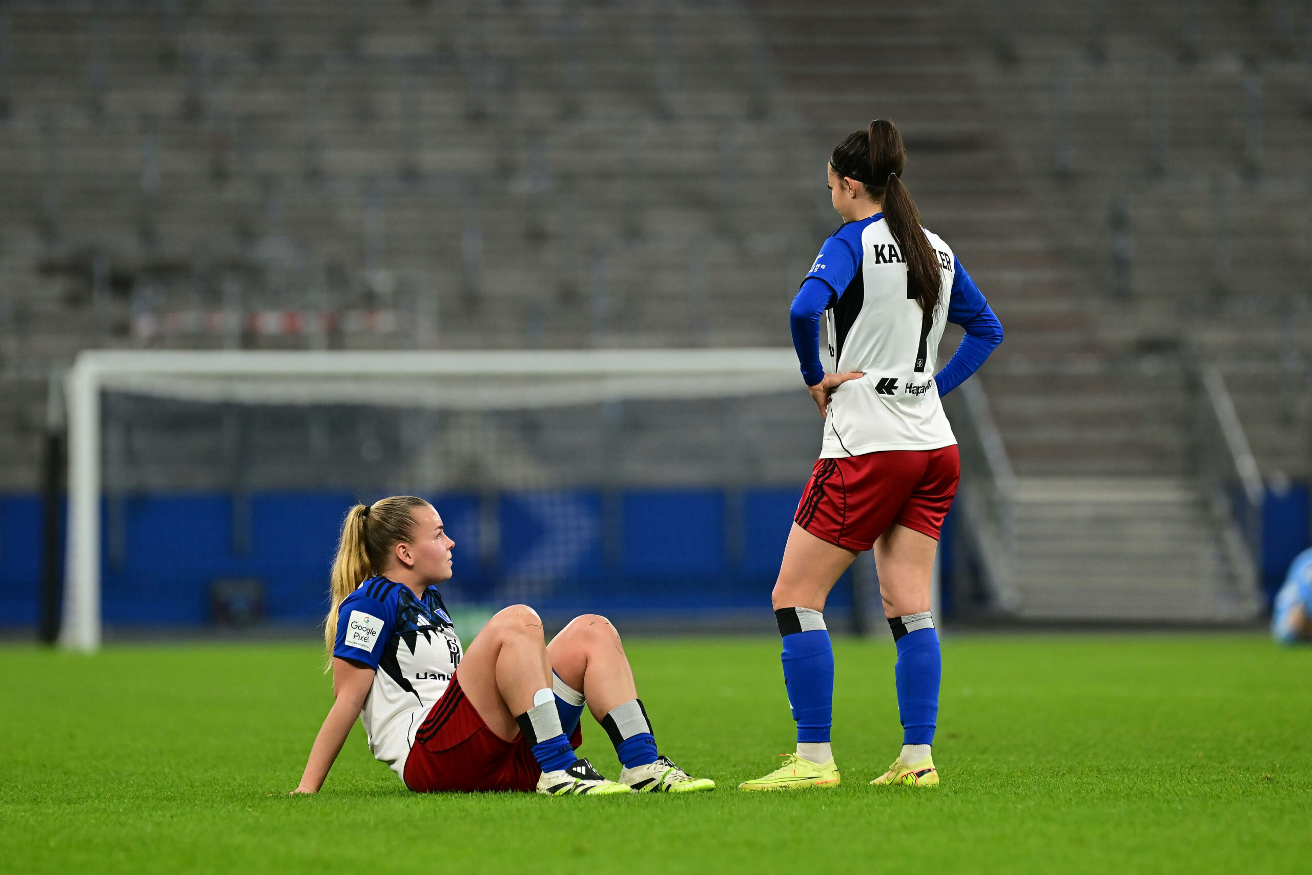 Svea Stoldt und Vildan Kardesler nach der Niederlage gegen Nürnberg