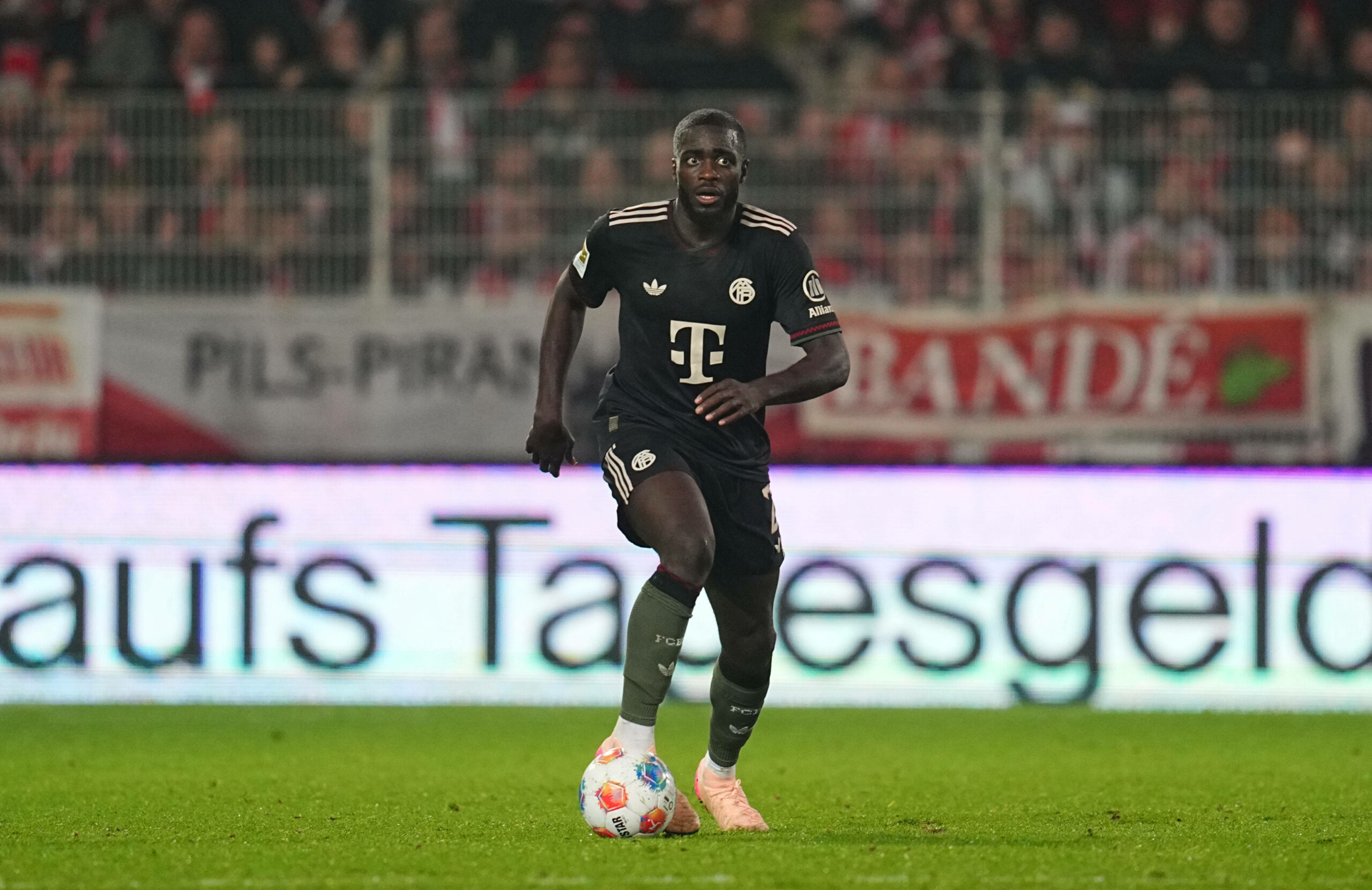 Dayot Upamecano mit dem Ball am Fuß beim Auswärtsspiel des FC Bayern bei Union Berlin