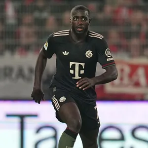 Dayot Upamecano mit dem Ball am Fuß beim Auswärtsspiel des FC Bayern bei Union Berlin