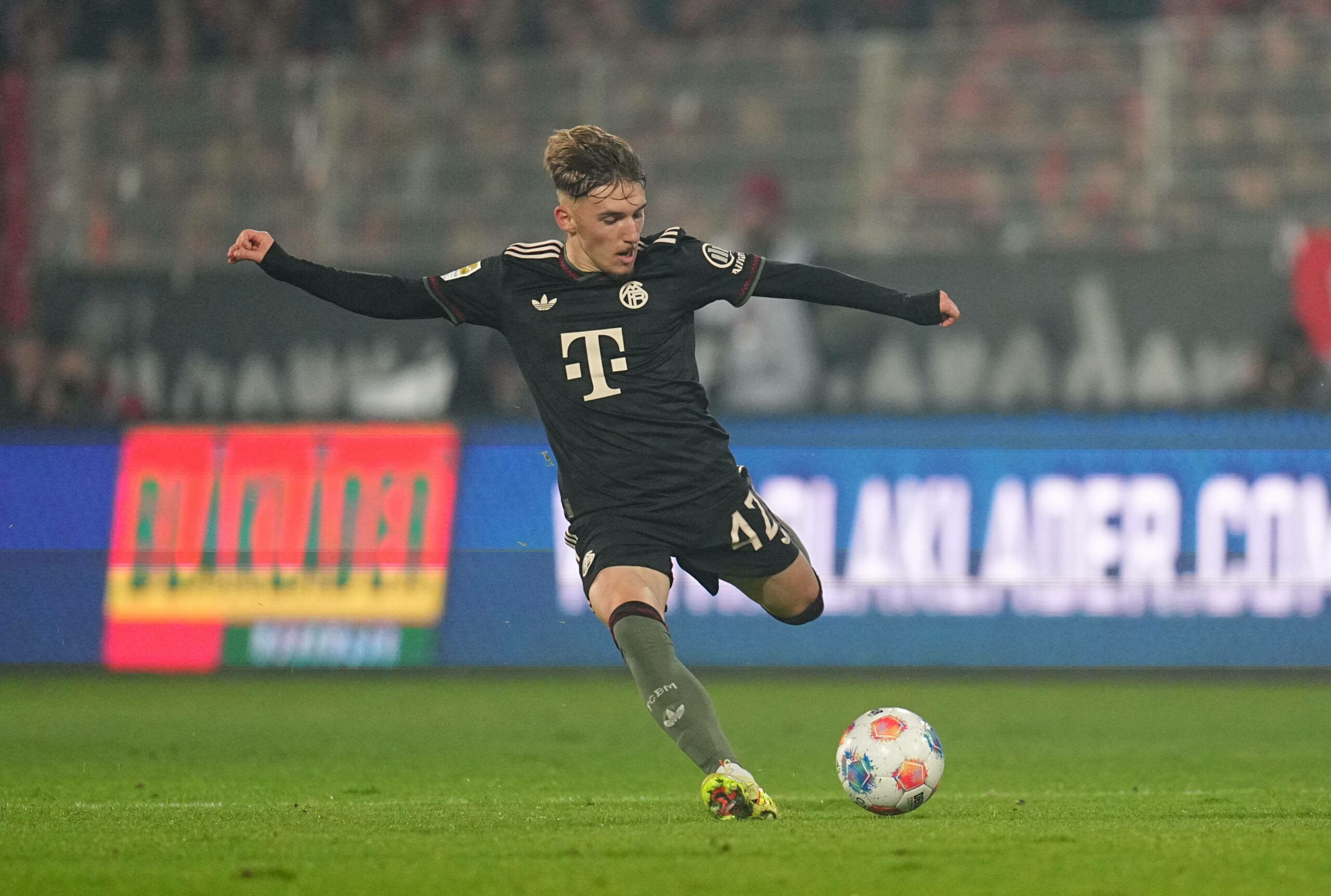 Lennart Karl (FC Bayern München) holt, im Spiel gegen Union Berlin, zum Schuss aus