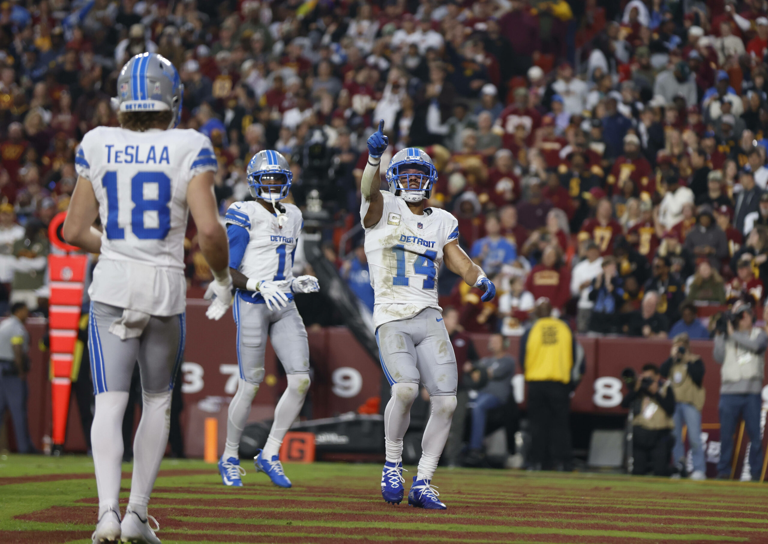 Amon-Ra St. Brown feiert einen Touchdown