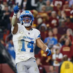 Amon-Ra St. Brown feiert einen Touchdown