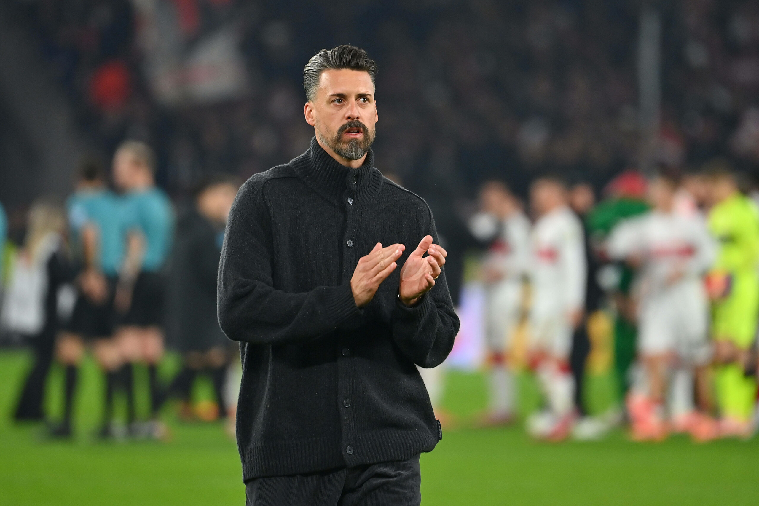 Sandro Wagner bedankt sich nach der knappen Niederlage (2:3) gegen den VFB Stuttgart, bei den mitgereisten Fans (nicht im Bild)