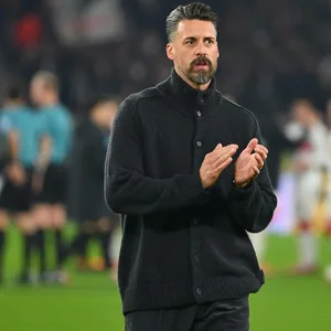 Sandro Wagner bedankt sich nach der knappen Niederlage (2:3) gegen den VFB Stuttgart, bei den mitgereisten Fans (nicht im Bild)