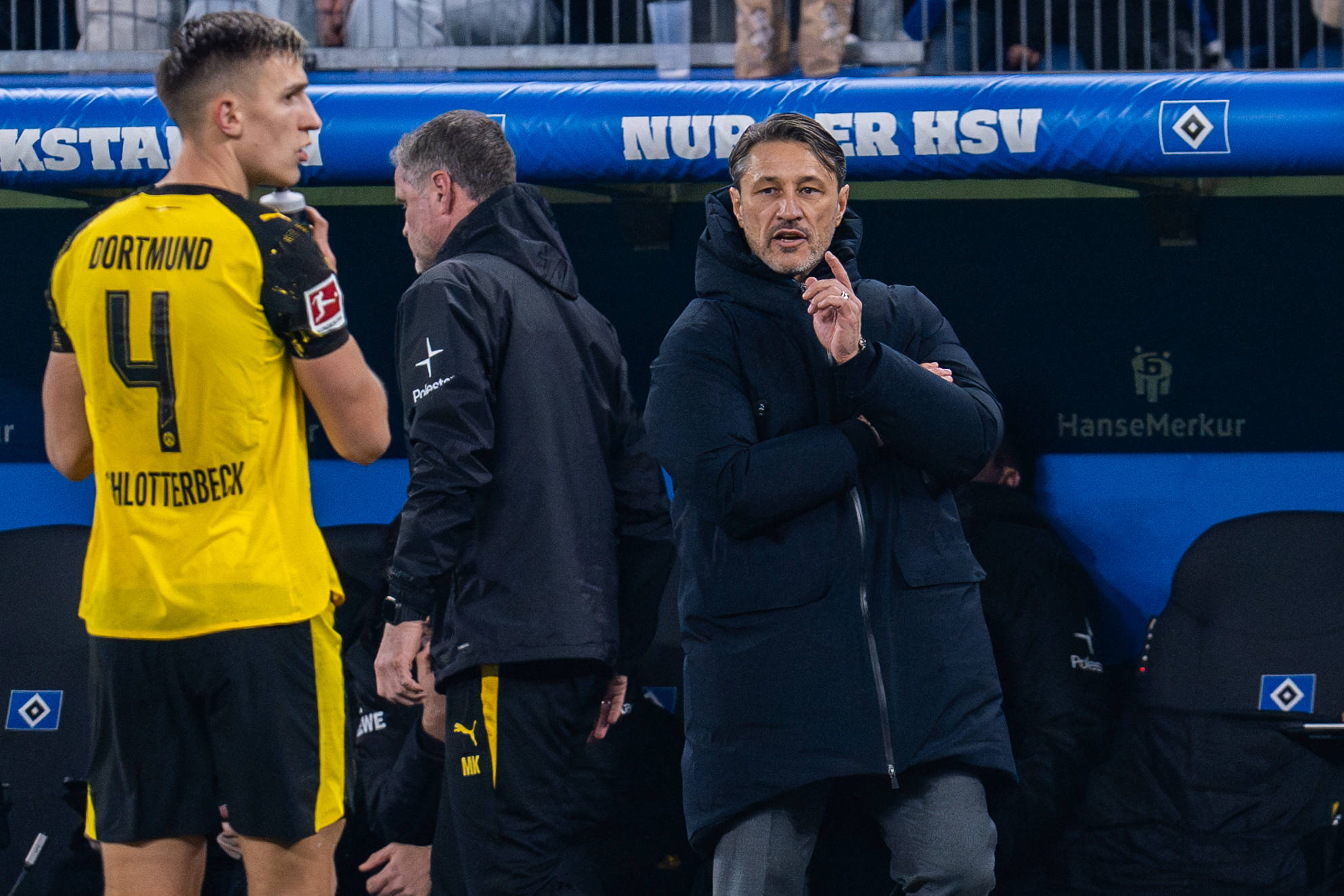 Niko Kovac vor der Auswechselbank im Volksparkstadion