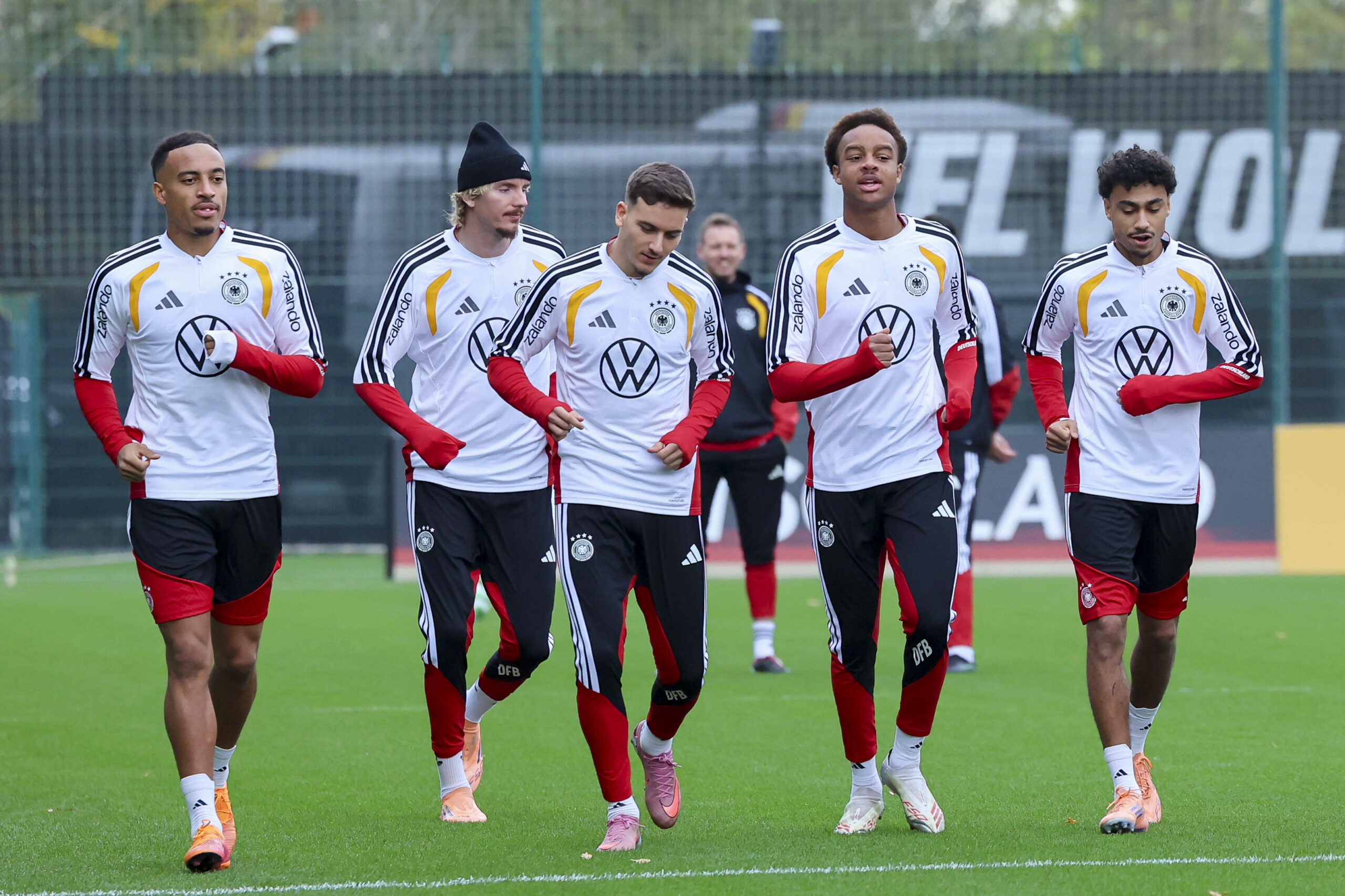Nick Woltemade, Said El Mala, Assan Ouedraogo und Nathaniel Brown (v. l. n. r.) drehen ihre Runden beim Training des DFB-Teams, Julian Nagelsmann beobachtet die Youngster im Hintergrund