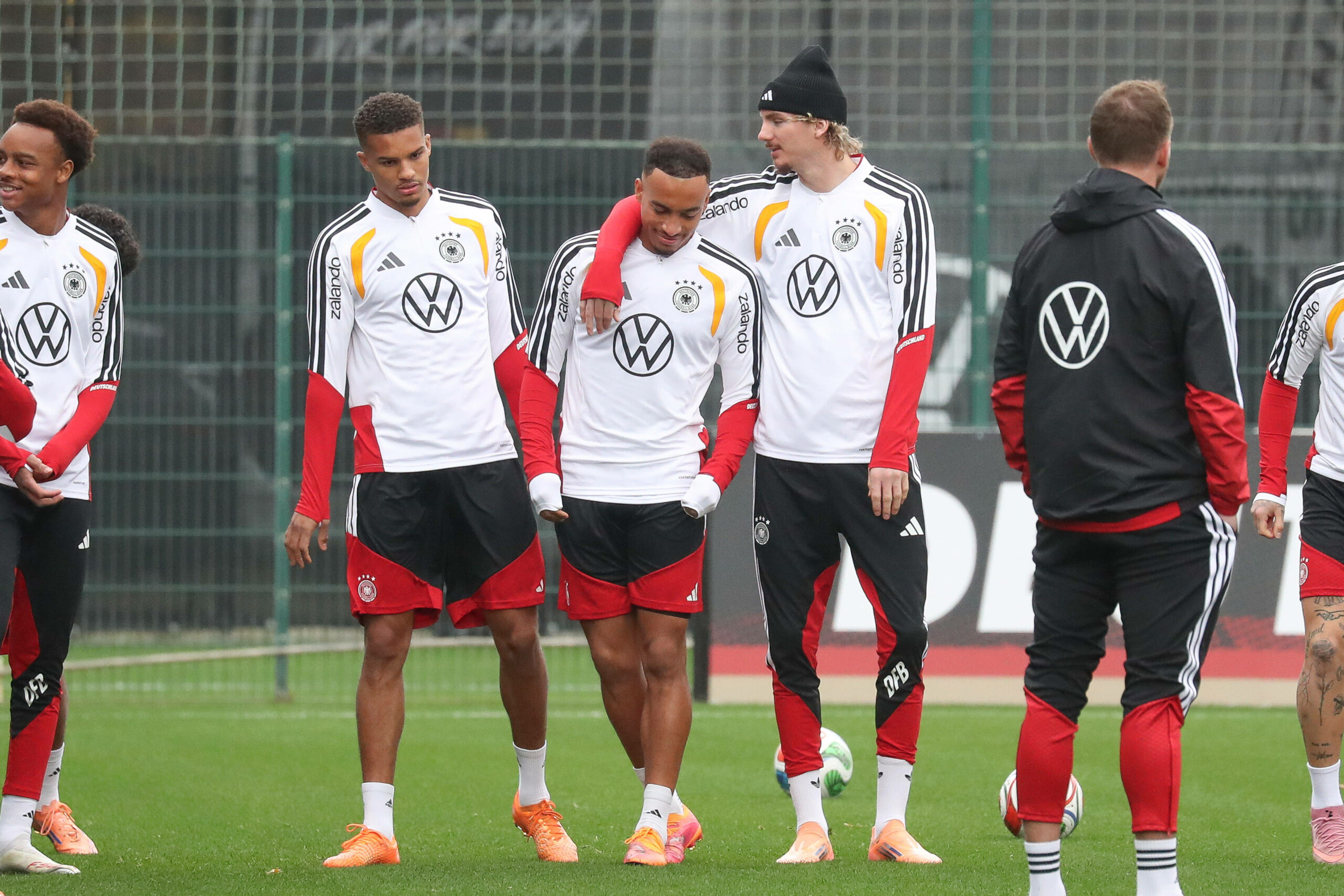 Malick Thiaw (l.), Jamie Leweling (m.) und Nick Woltemade (r.)