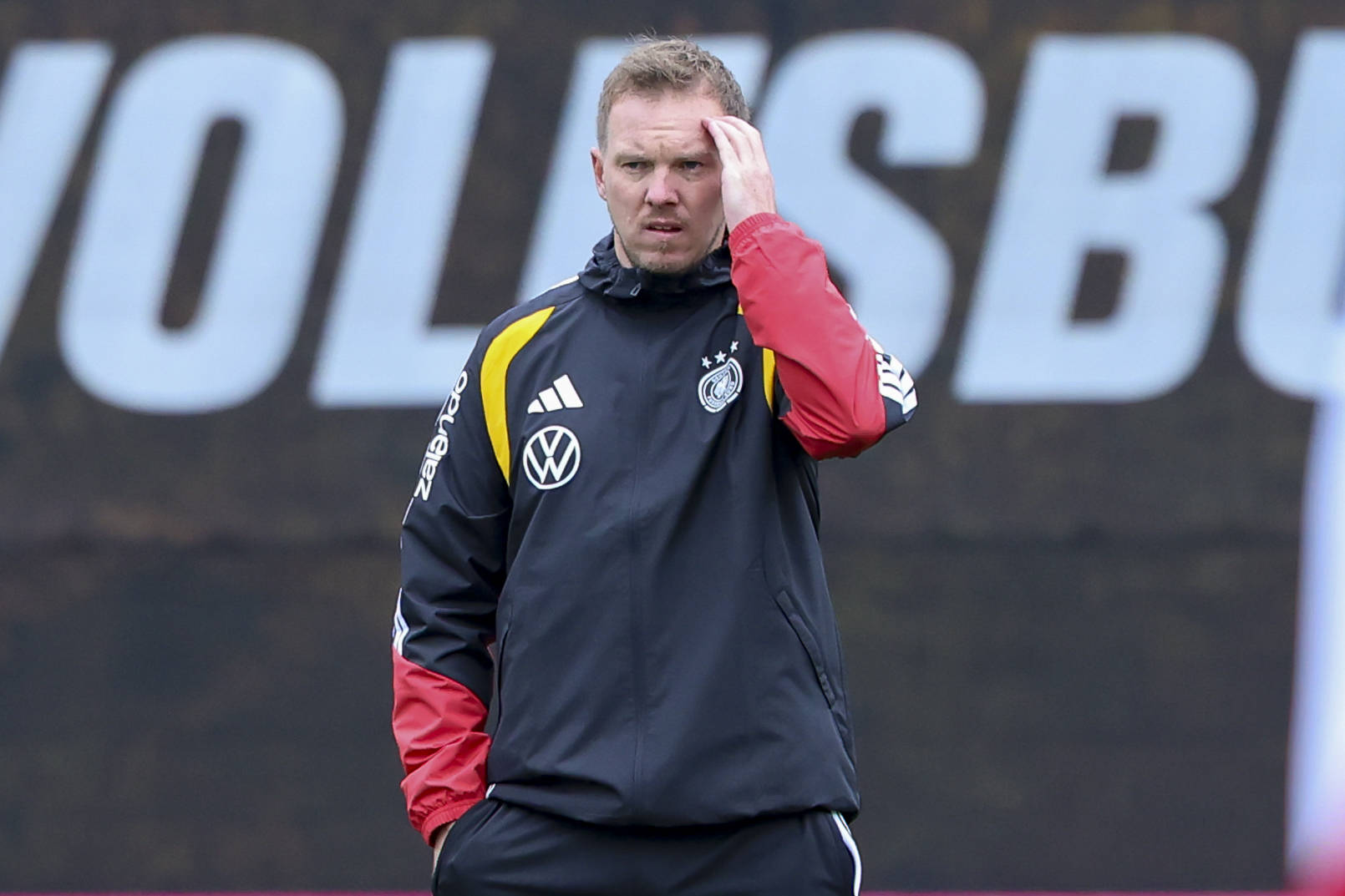 Julian Nagelsmann fässt sich auf dem Trainingsplatz an den Kopf