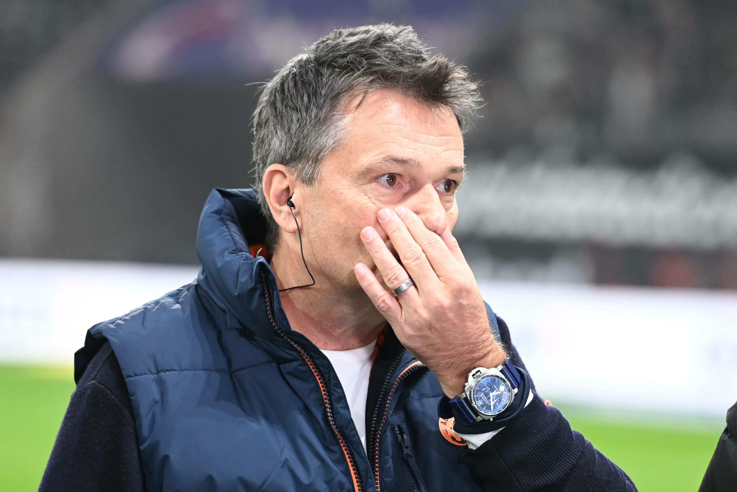 Sportvorstand Christian Heidel greift sich an die Nase.