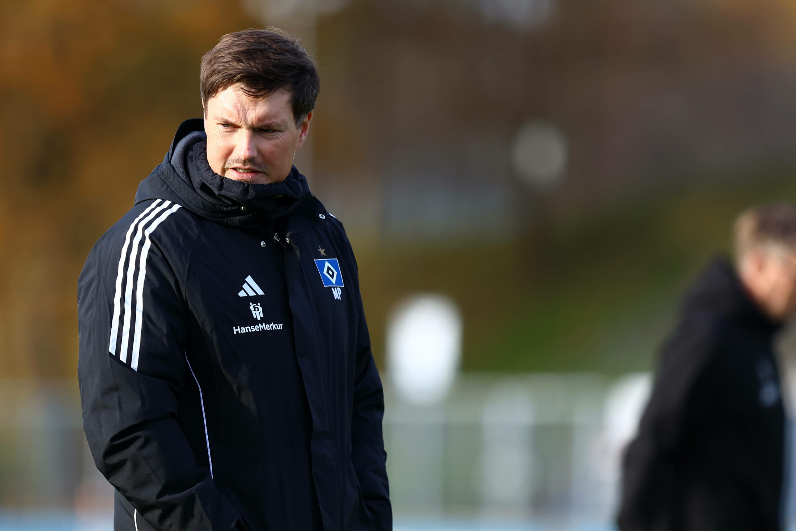 Merlin Polzin schaut auf dem Trainingsplatz grimmig zu Boden