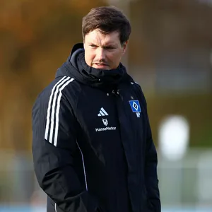 Merlin Polzin schaut auf dem Trainingsplatz grimmig zu Boden