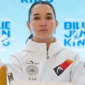 Eva Lys auf einer Pressekonferenz