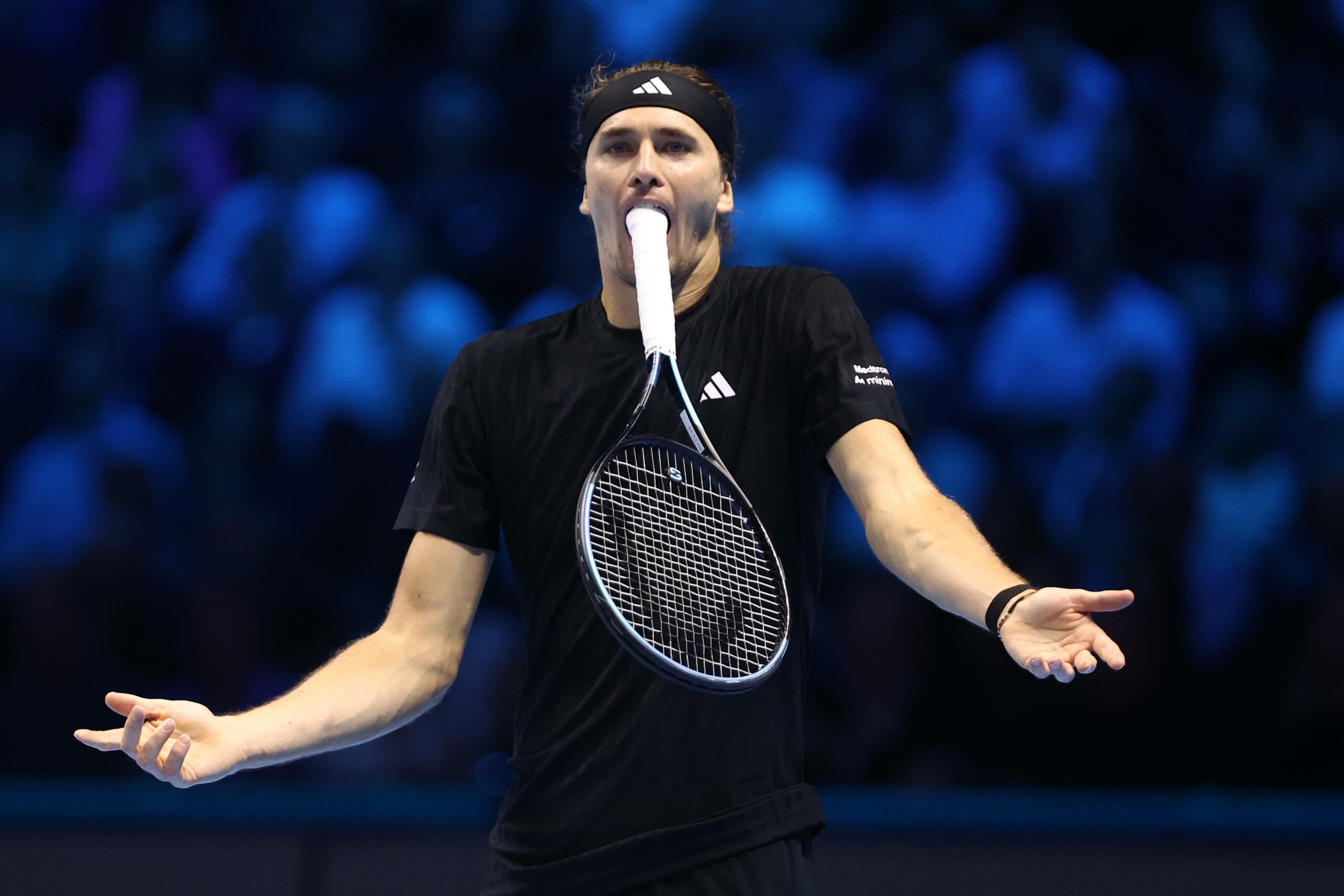 Alexander Zverev mit Tennisschläger im Mund