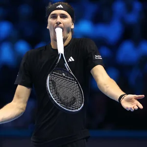 Alexander Zverev mit Tennisschläger im Mund