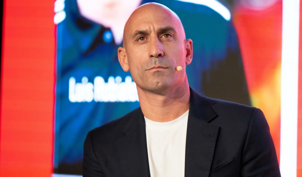 Ehemaliger-Skandal-Pr-sident-mit-Eiern-beworfen-von-seinem-Onkel