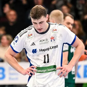 Nicolaj Jørgensen vom HSV Hamburg lässt enttäuscht den Kopf hängen