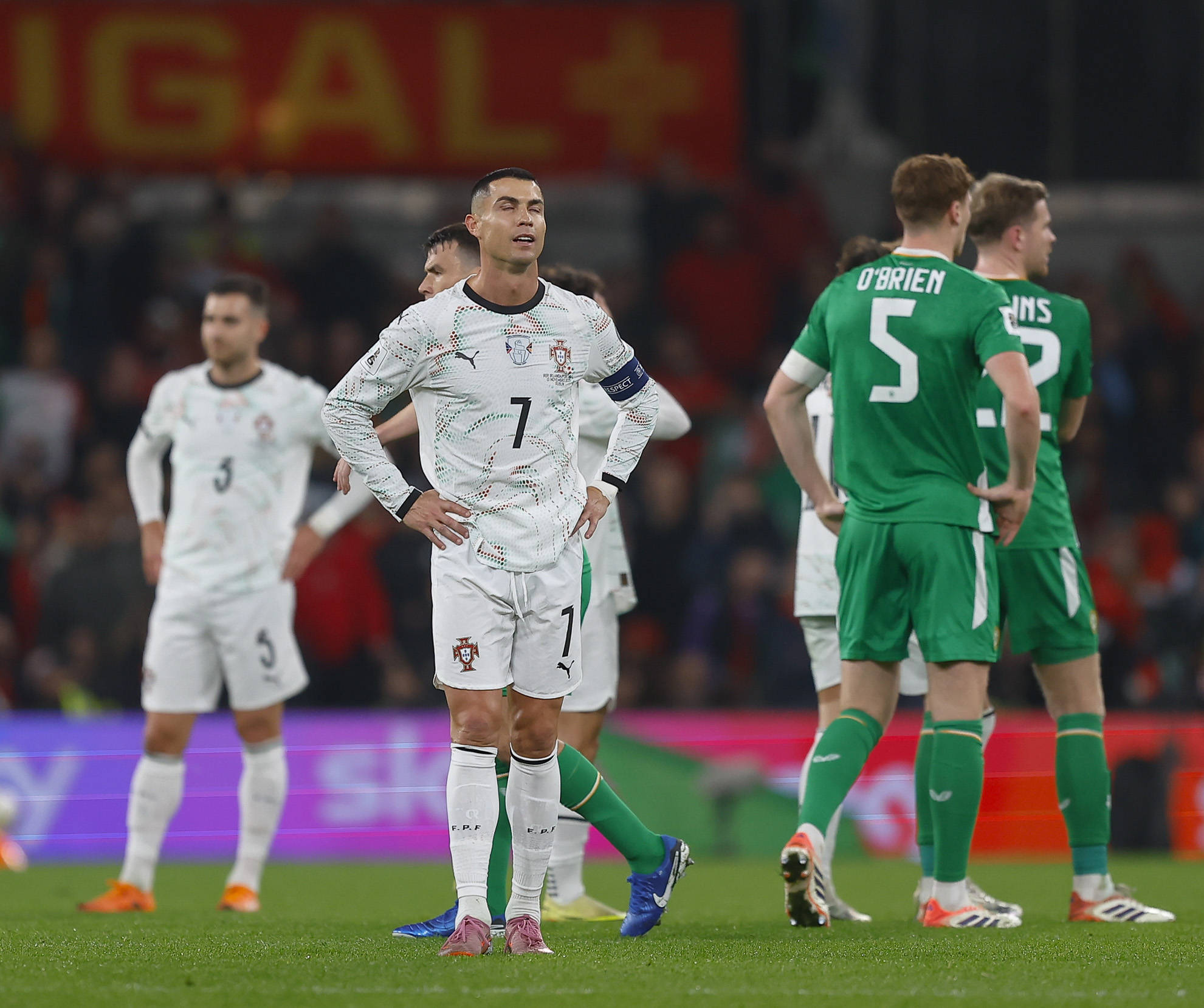 Ein frustrierter Cristiano Ronaldo im Trikot der portugiesischen Nationalmannschaft nach seinem Platzverweis gegen Irland