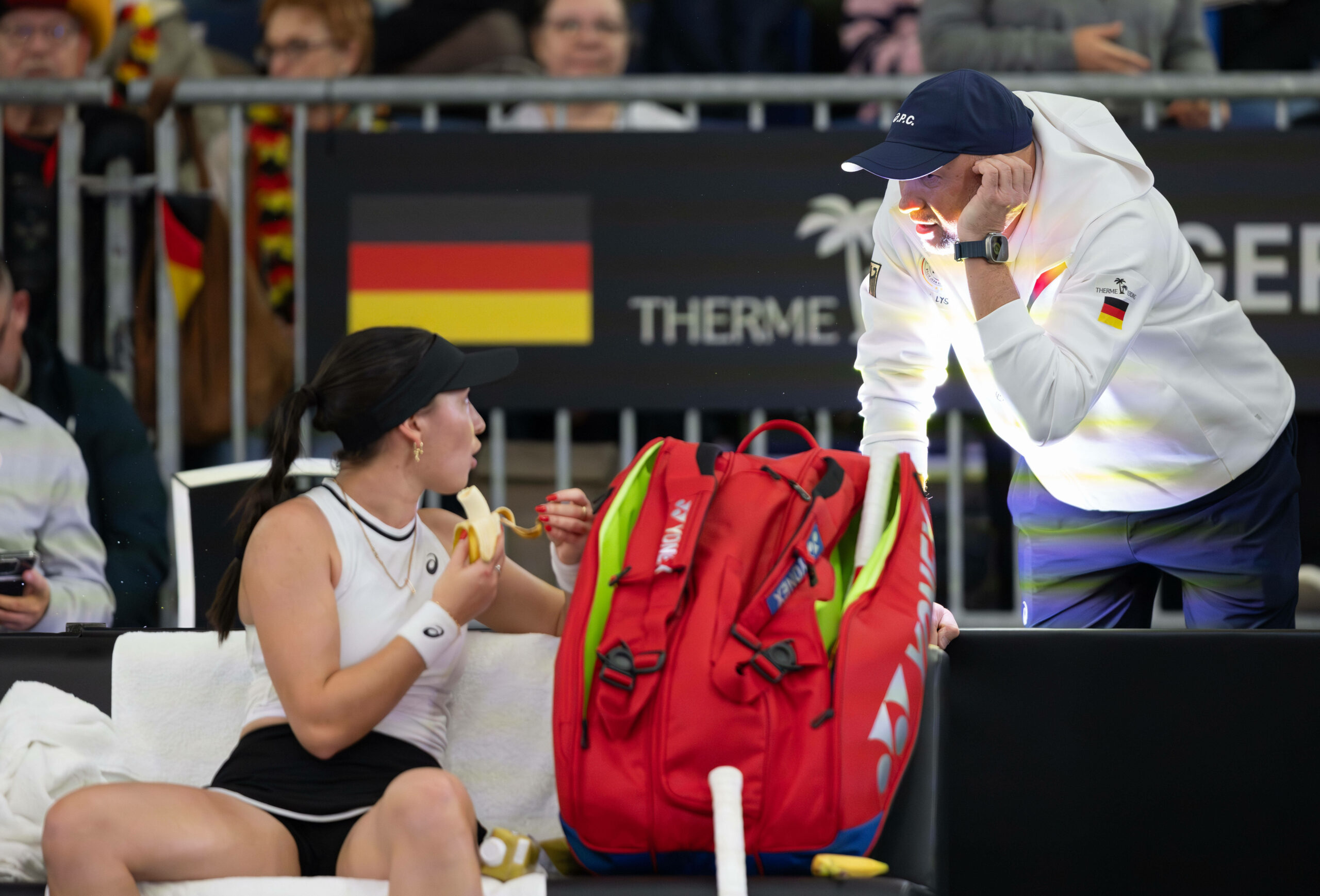 Eva Lys diskutierte während der Partie mit ihrem Vater und Trainer Vladimir.