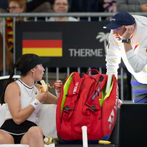 Eva Lys diskutierte während der Partie mit ihrem Vater und Trainer Vladimir.