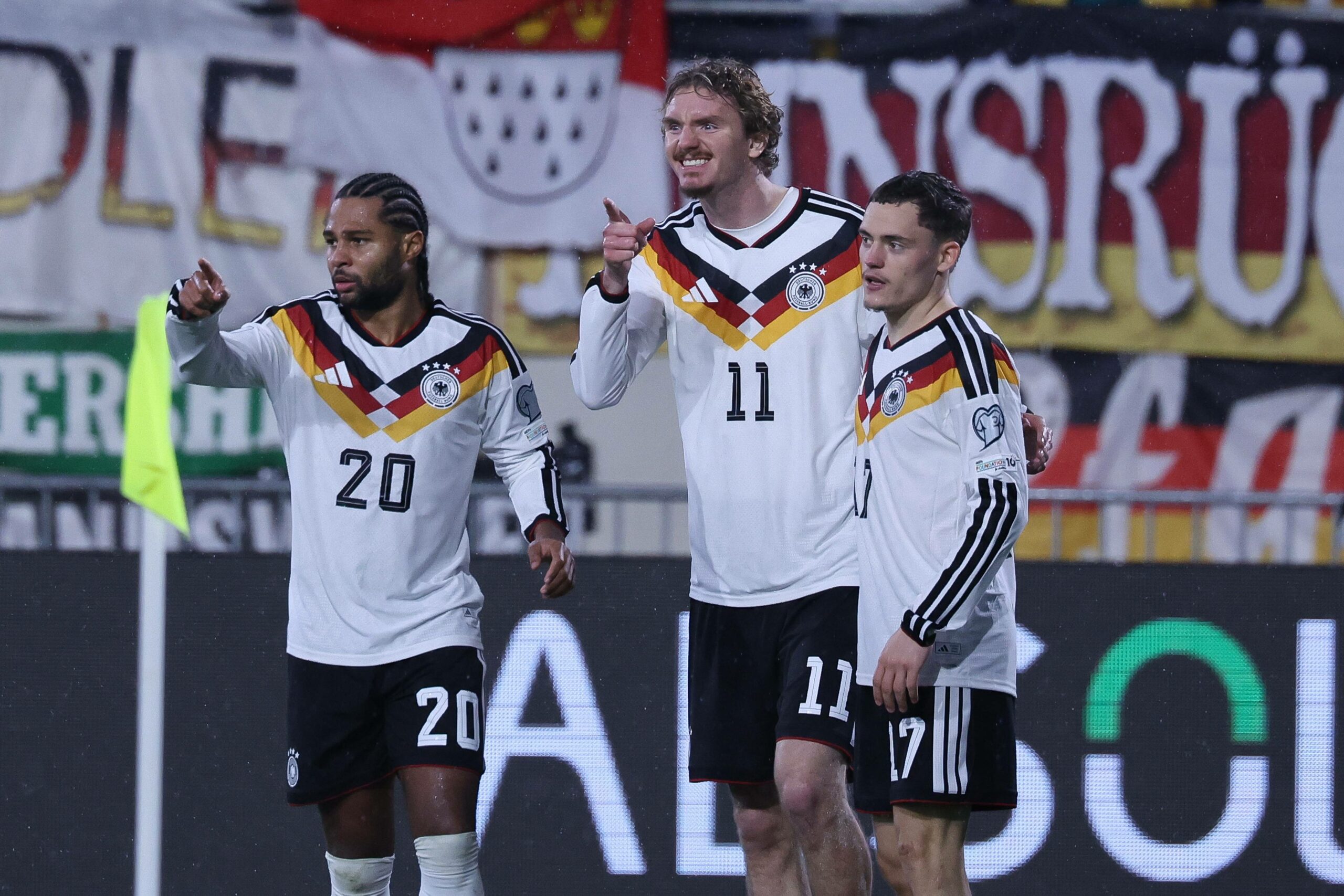 Nick Woltemade jubelt mit Serge Gnabry und Florian Wirtz über seinen Treffer zum 1:0.