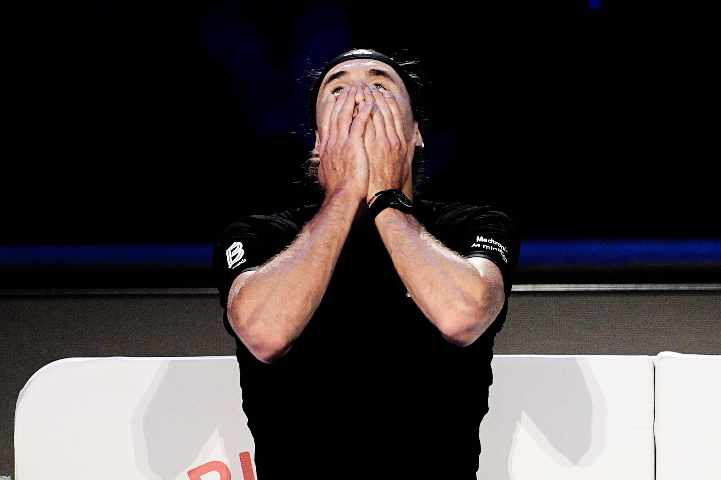 Alexander Zverev hält sich die Hände vors Gesicht.