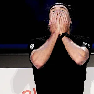 Alexander Zverev hält sich die Hände vors Gesicht.