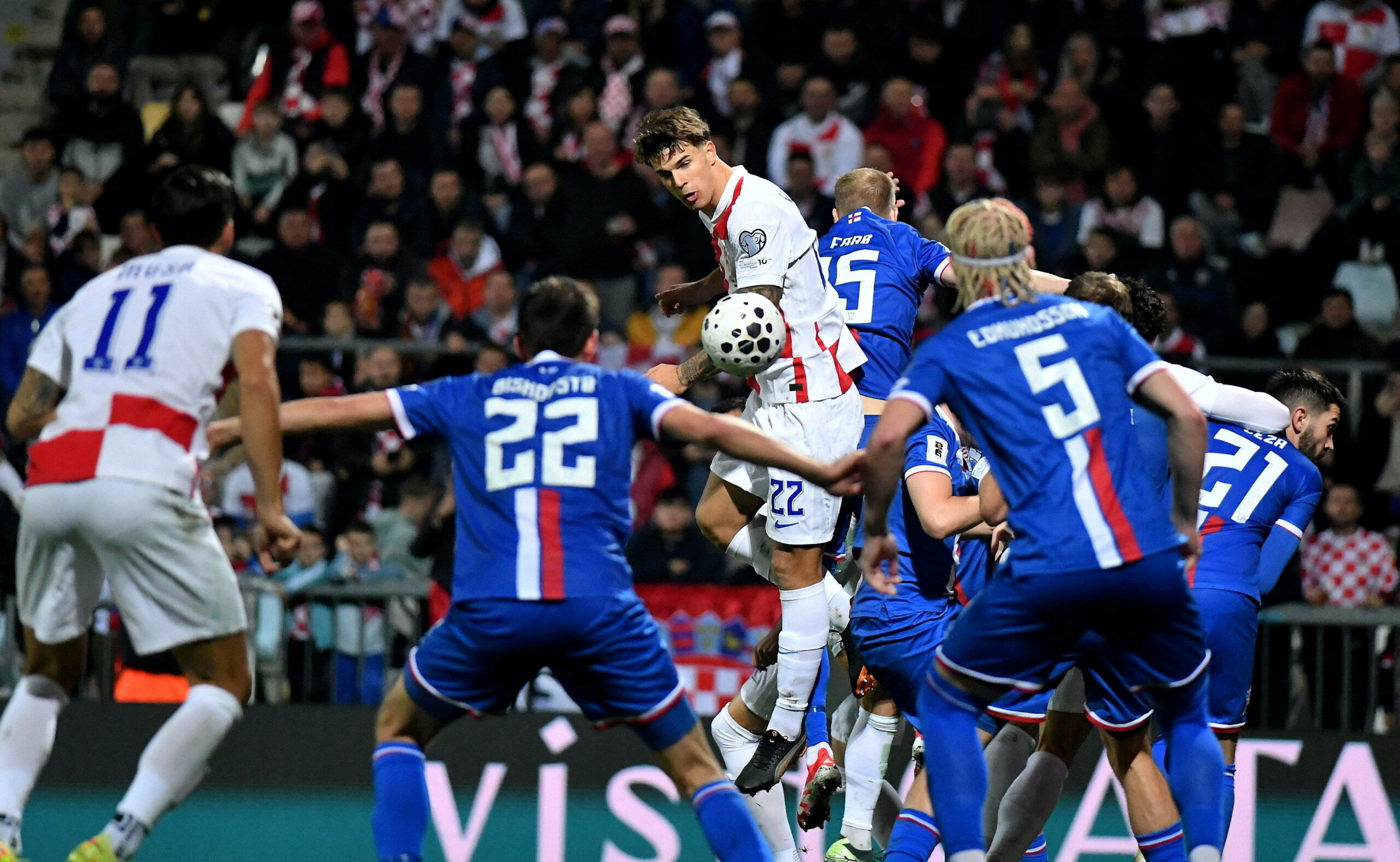 Luka Vuskovic springt hoch und setzt sich gegen mehrere Gegenspieler durch.