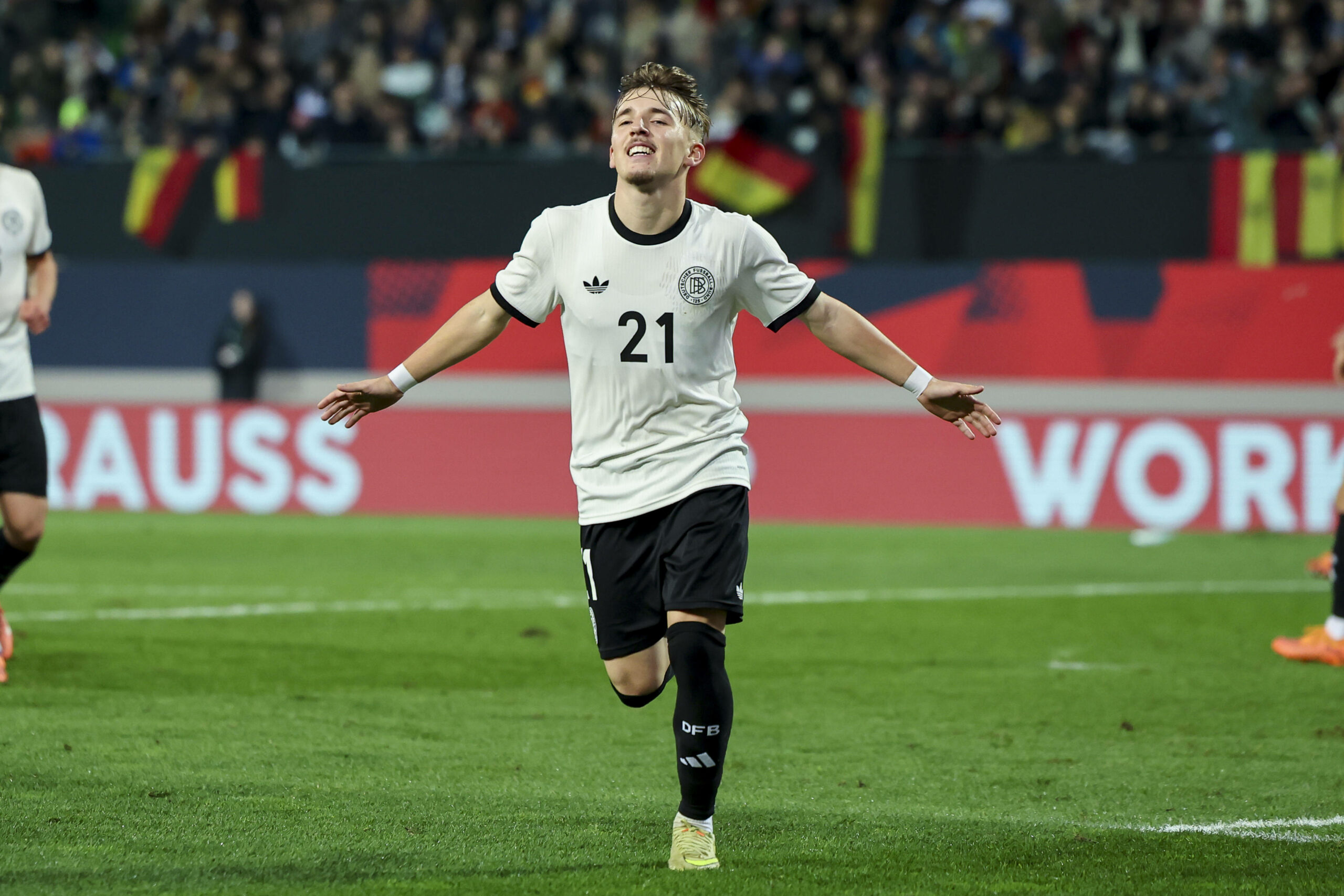Lennart Karl jubelt im Trikot der U21-Nationalmannschaft