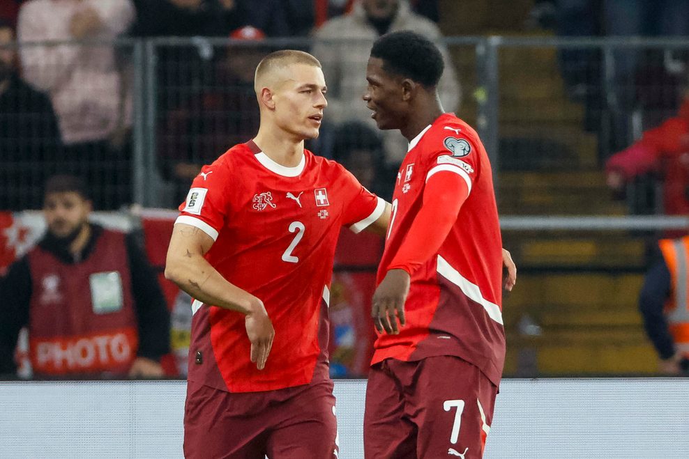 Miro Muheim und Breel Embolo umarmen sich.