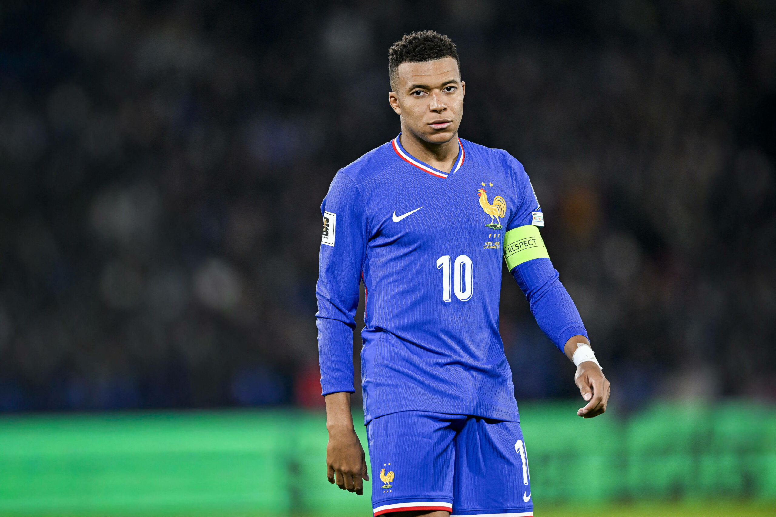 Kylian Mbappé schaut enttäuscht bei einem Länderspiel mit Frankreich