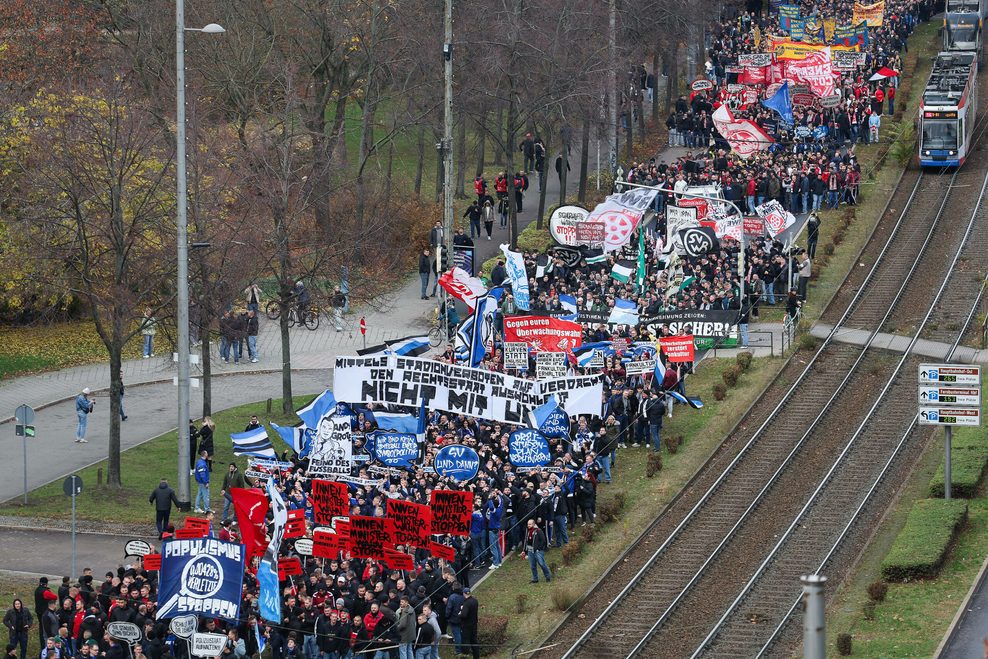 Tausende Fans, von unterschiedlichen Vereinen, demonstrieren heute (16.11) in Leipzig