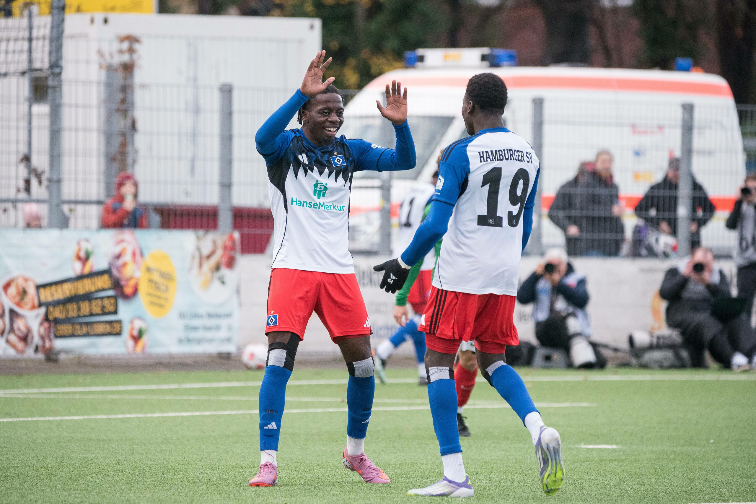 Glory Eliel Kiveta-Ndongalasiya und Raif Adam vom HSV feiern den Treffer zum 4:1
