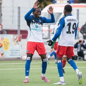 Glory Eliel Kiveta-Ndongalasiya und Raif Adam vom HSV feiern den Treffer zum 4:1