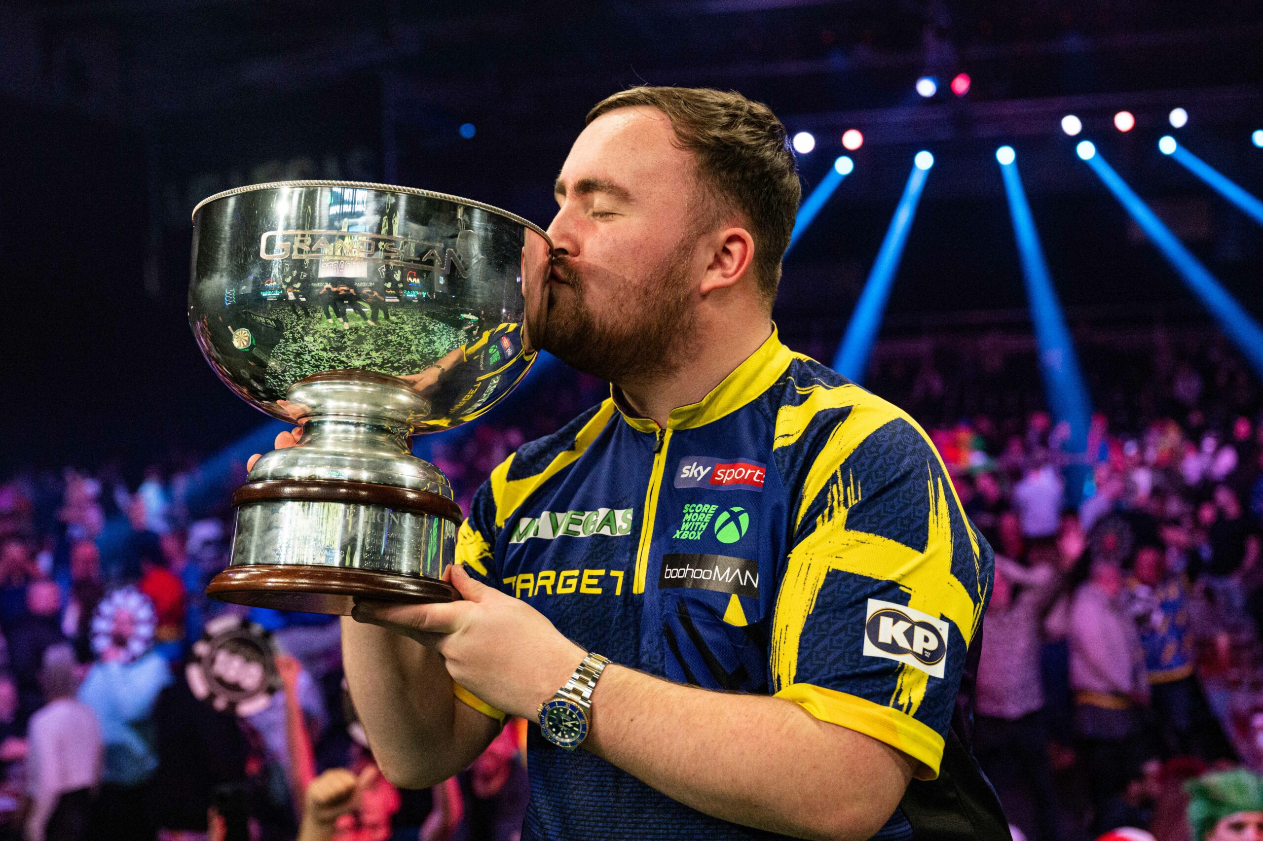 Luke Littler küsst den Pokal nach seinem Sieg beim Grand Slam of Darts