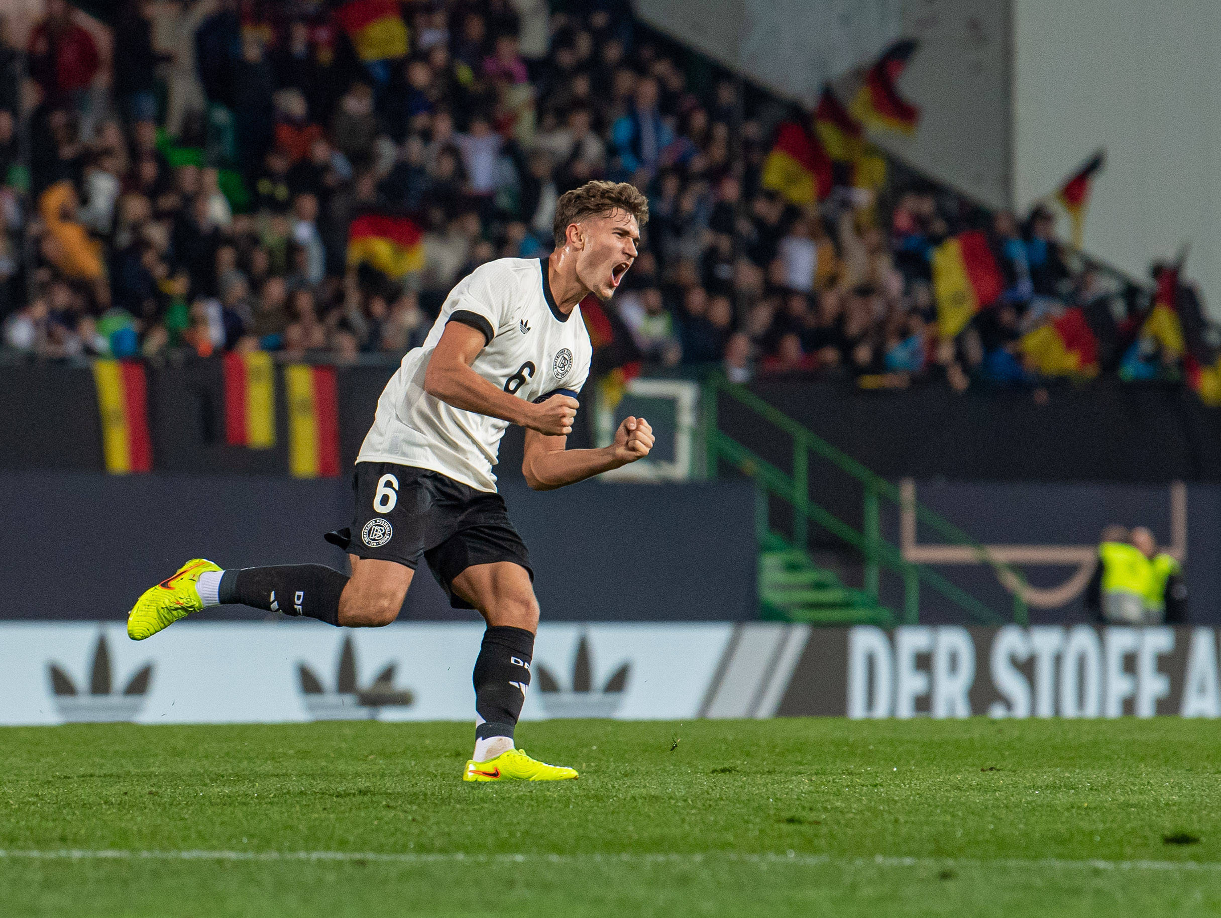 U21-Kapitän Tom Bischof jubelt über seinen Treffer gegen Malta zum 4:0