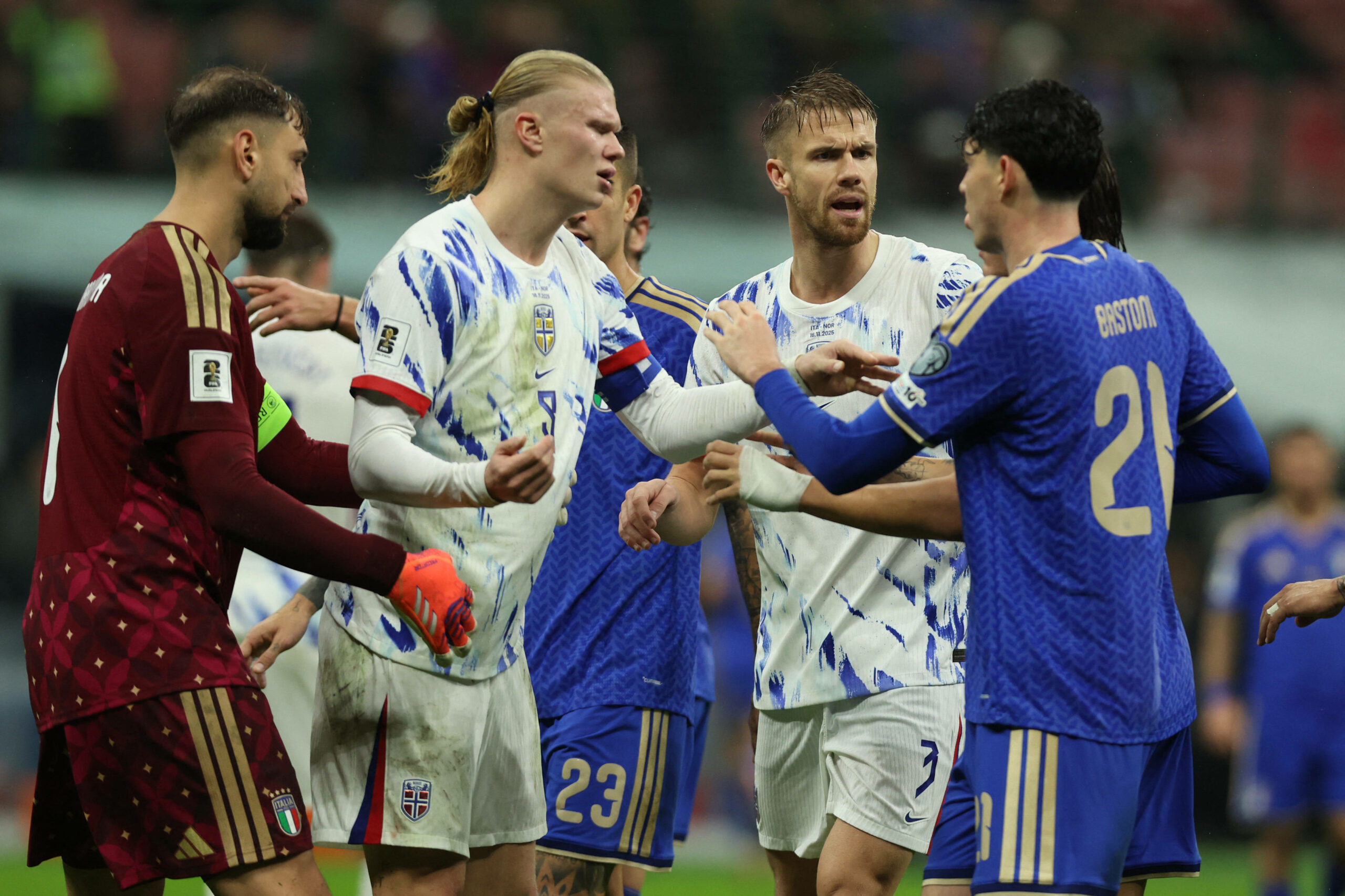 Erling Haaland streitet auf dem Spielfeld mit Gianluca Mancini