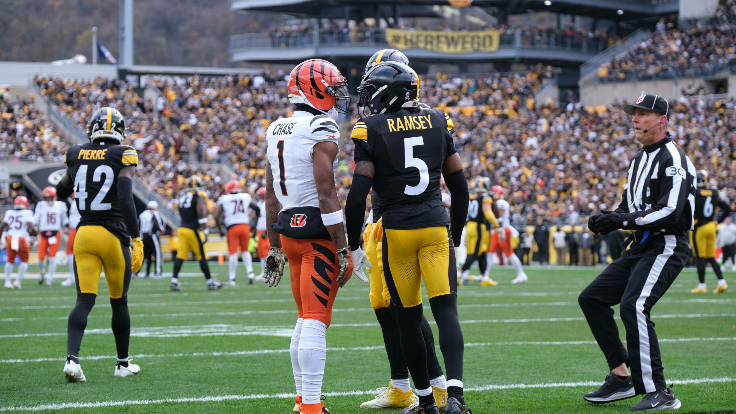 Wide Receiver Ja'Marr Chase (Cincinnati Bengals) und Cornerback Jalen Ramsey (Pittsburgh Steelers) gerieten im Spiel ihrer Teams aneinander