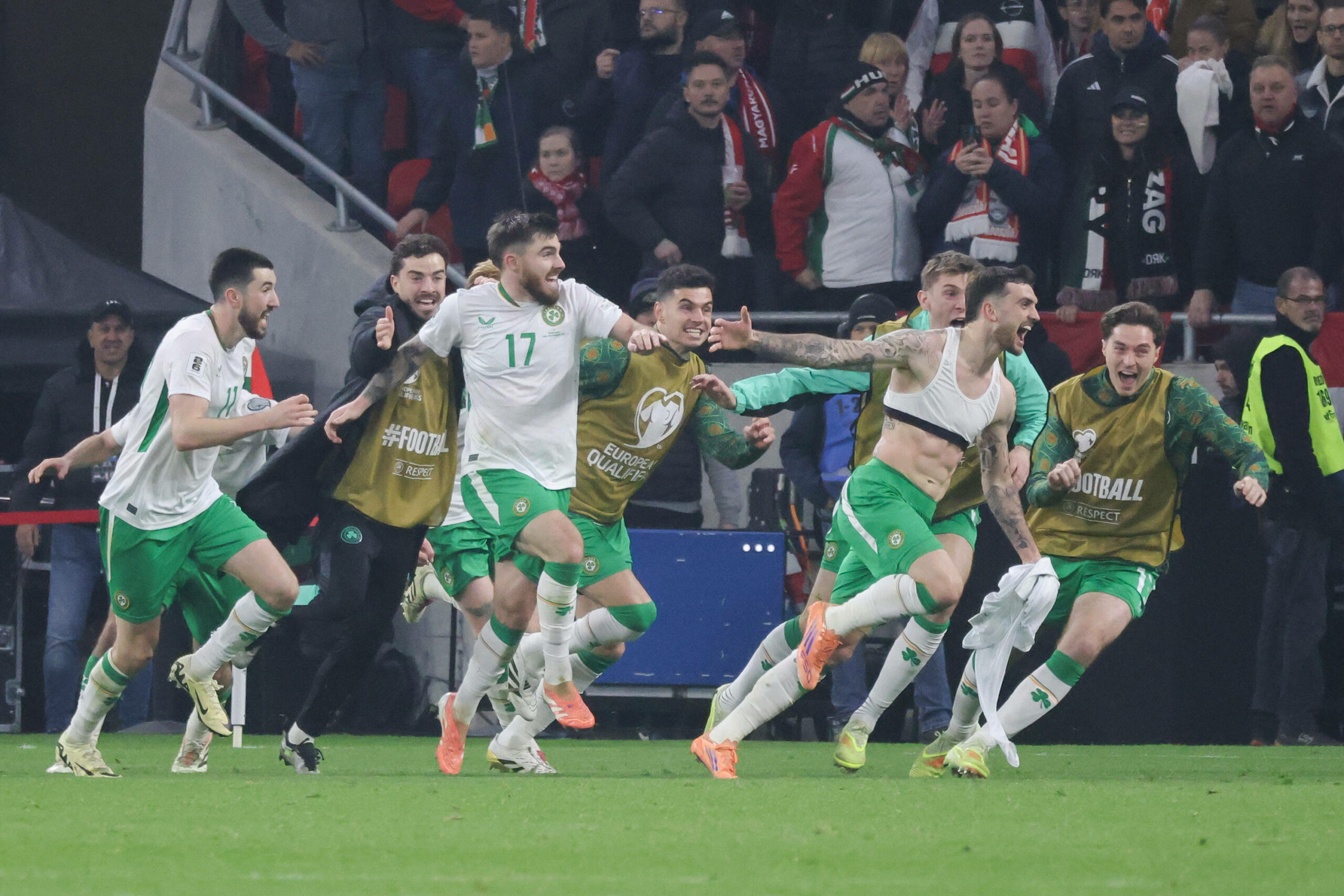 Troy Parrott zieht sein Trikot aus und wird von seinen Mitspielern beim Jubeln verfolgt