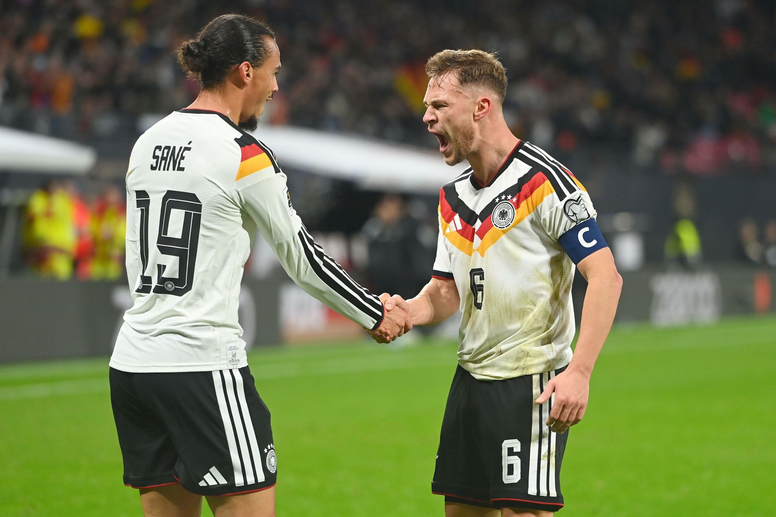 Leroy Sané und Joshua Kimmich jubeln.