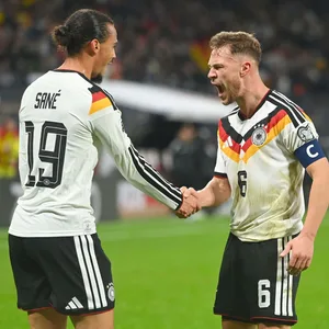 Leroy Sané und Joshua Kimmich jubeln.