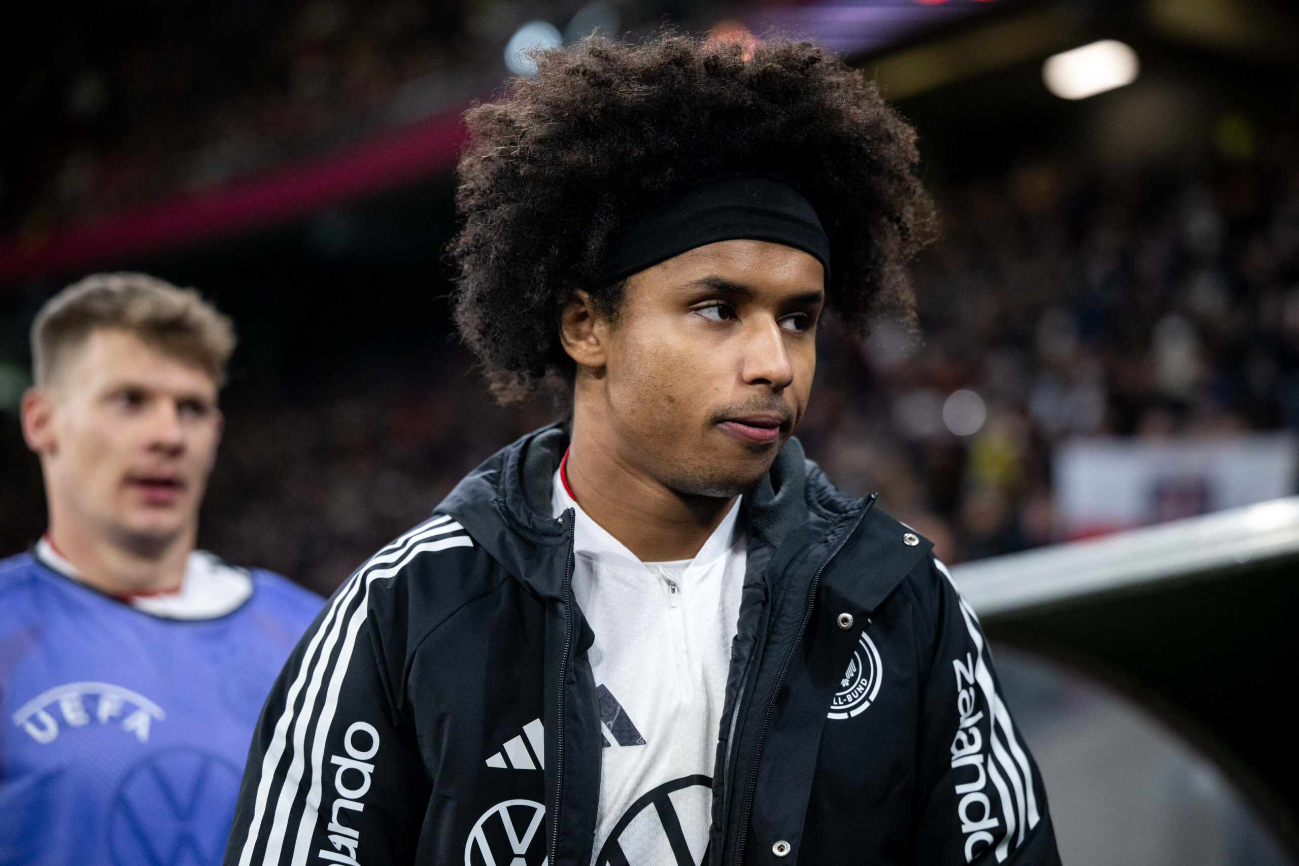 Karim Adeyemi auf dem Weg zur Auswechselbank vor dem WM-Quali-Spiel gegen die Slowakei