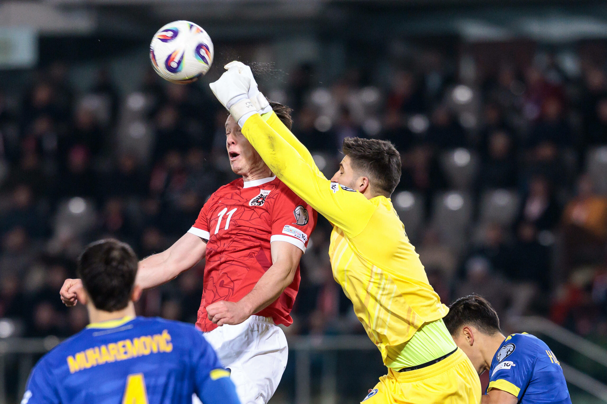 Nikola Vasilj faustet einen Ball weg, den Michael Gregoritisch versucht, mit dem Kopf zu erreichen.