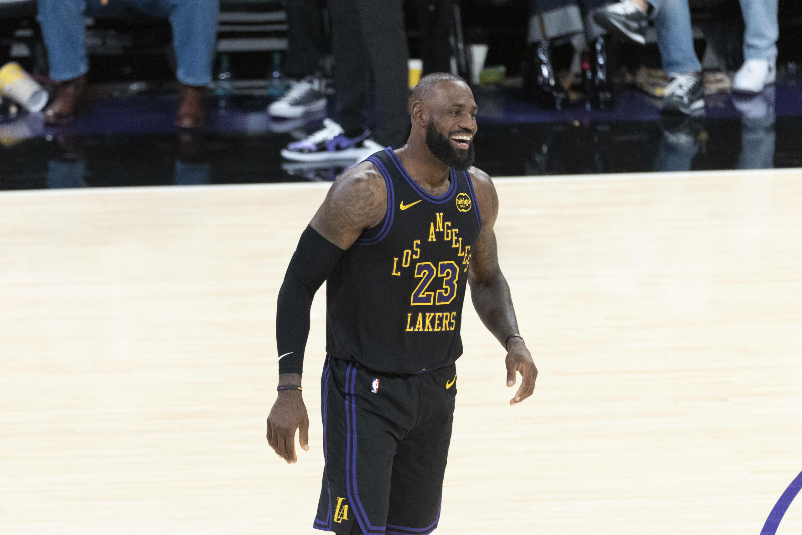 LeBron James von den Los Angeles Lakers lacht bei seinem Saisondebüt gegen die Utah Jazz