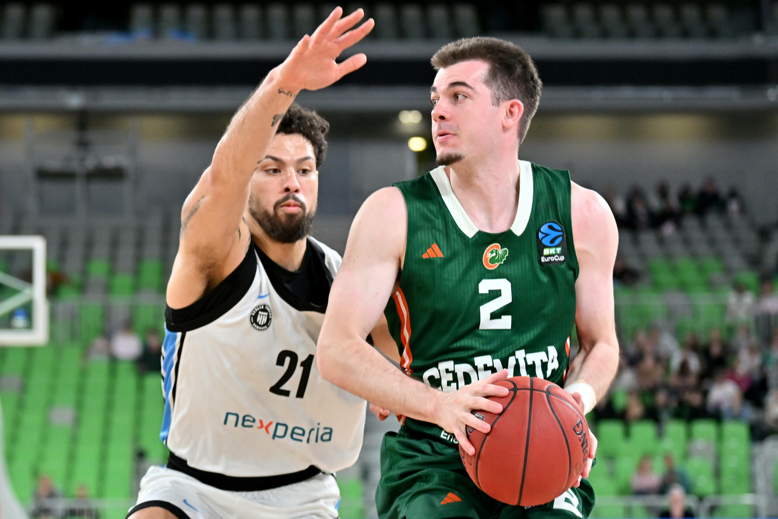 Der neue Turm Devon Daniels versucht, die Kreise von Joseph Girard zu stören.