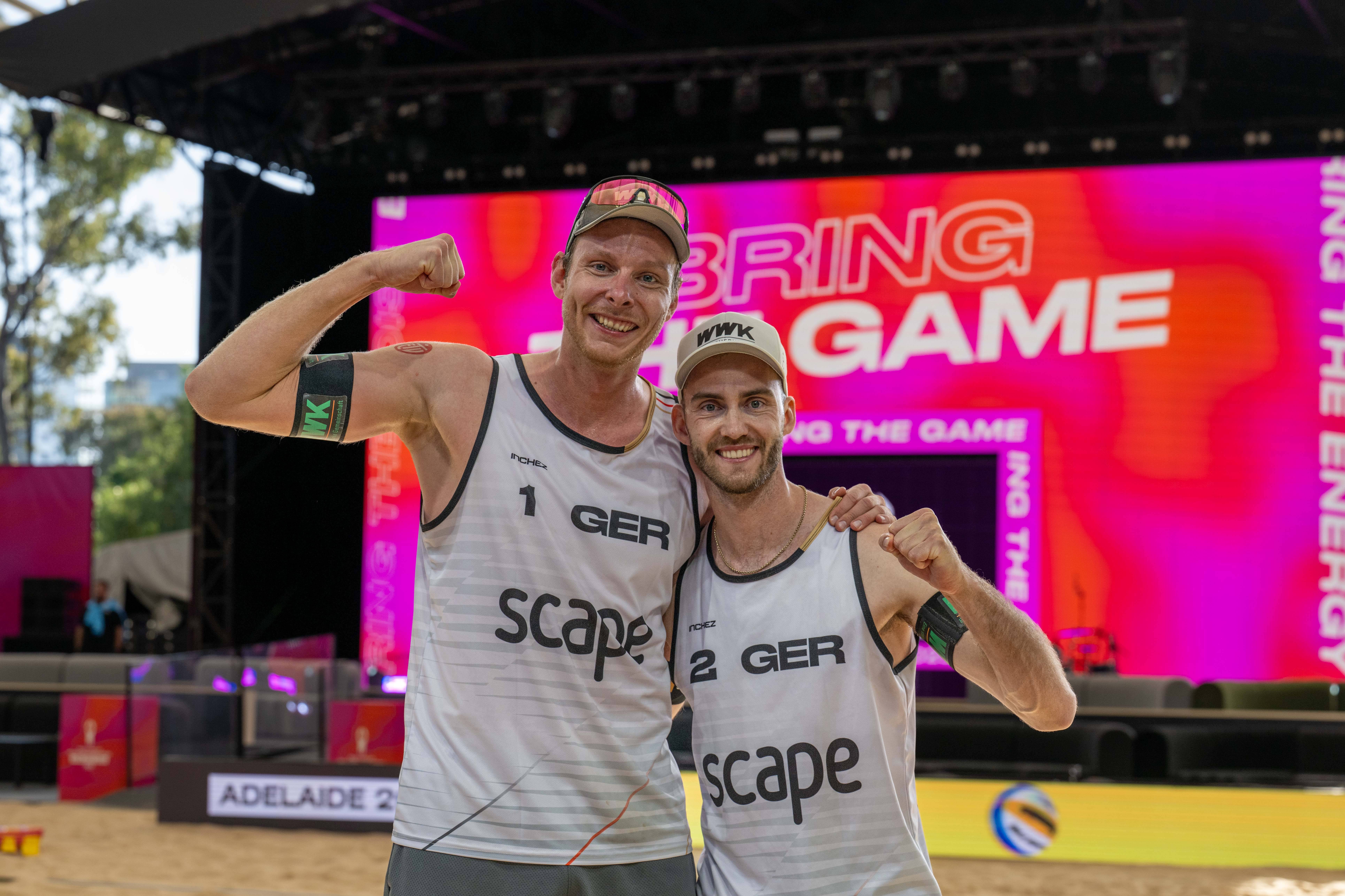Das deutsche Beachvolleyball-Duo Nils Ehlers (l.) und Clemens Wickler (r.) jubeln nach ihrem Sieg im Achtelfinale