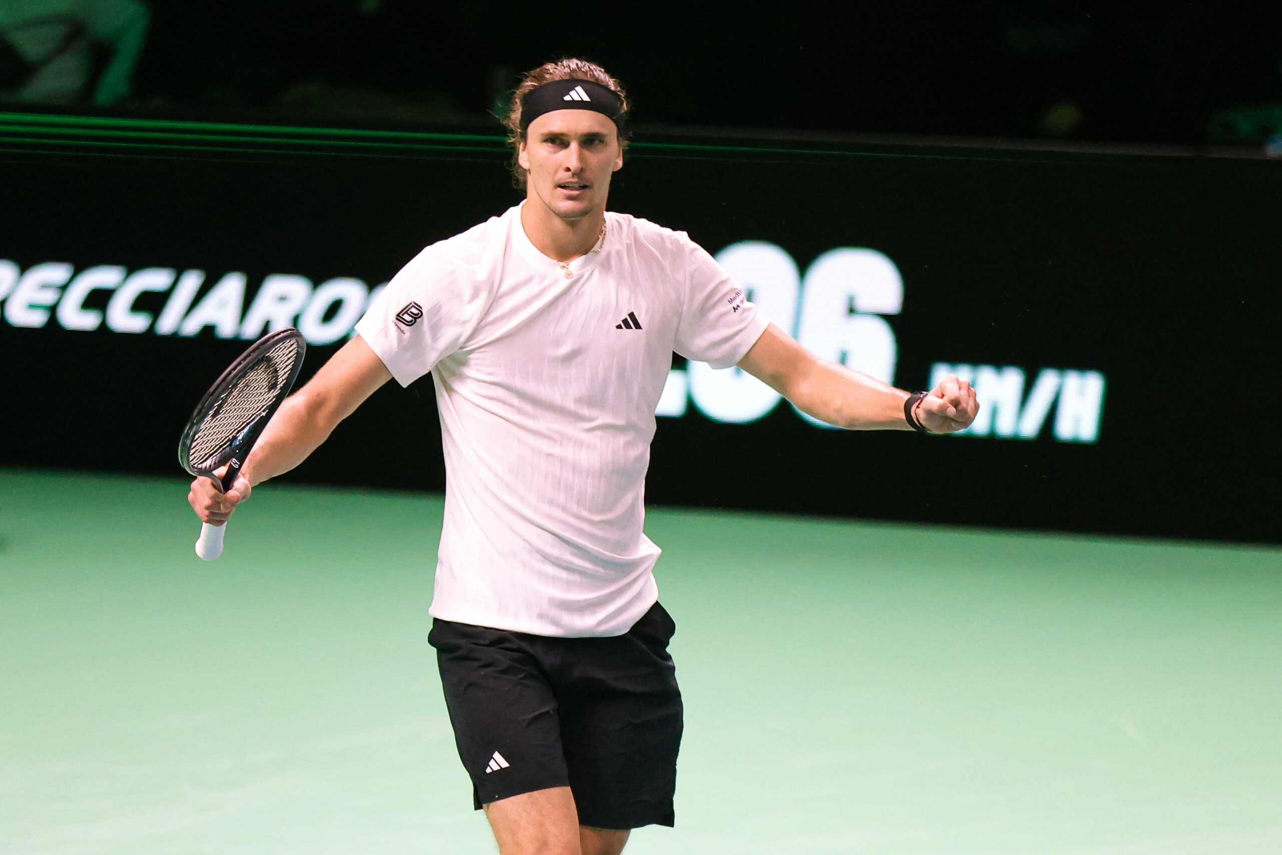 Alexander Zverev jubelt nach einem gewonnen Punkt bei seinem Davis-Cup-Halbfinal-Spiel in Bologna