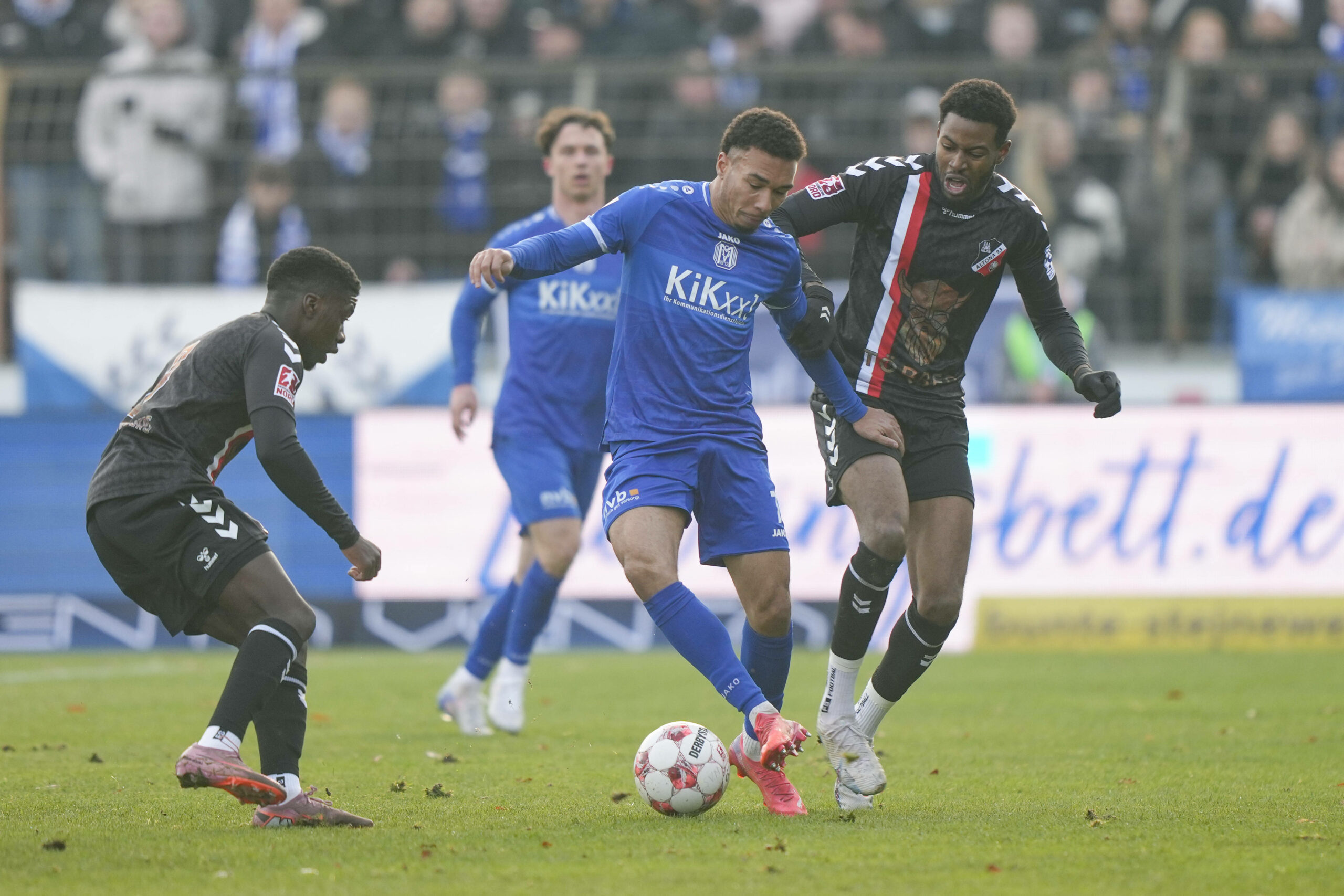 Auch mit vereinten Kräften kann Altona 93 Oliver Schmitt den Ball nicht abnehmen.